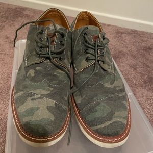 TOMs Mens 10.5 Camoflouge shoes